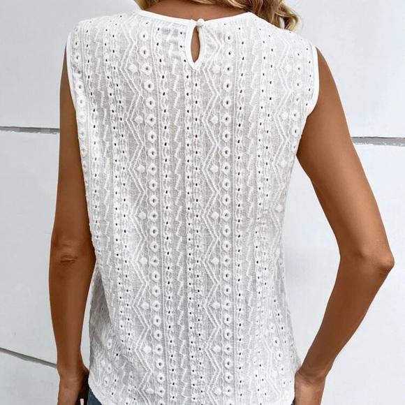 New lace insert sleeveless top - Picture 5 of 6